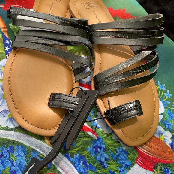 NWT Time and Tru Memory Foam Black & Tan Strappy Sandals Big Toe Loop Slip On 7 - Picture 2 of 12